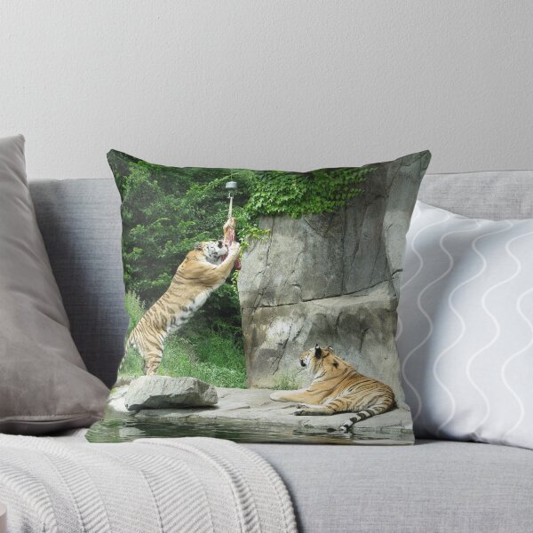 Artikelvorschau, Tiger couple at snacktime, horizontal entworfen und verkauft von Susan Misicka.