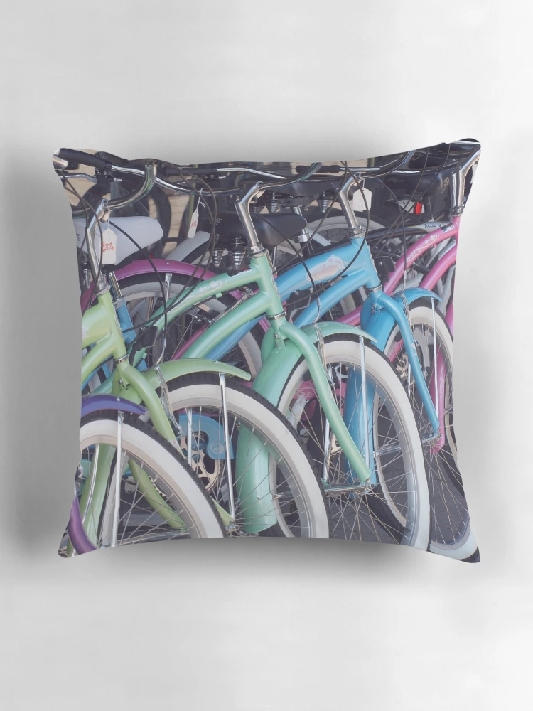 Aperçu 3 sur 4. Coussin avec l'œuvre Sweet Rides créée et vendue par aaronarroy.