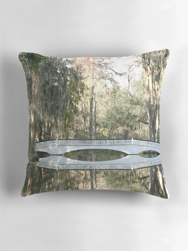Aperçu 3 sur 4. Coussin avec l'œuvre Crossing créée et vendue par Ree  Reid.