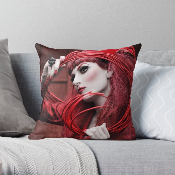 traum.versunken X Throw Pillow