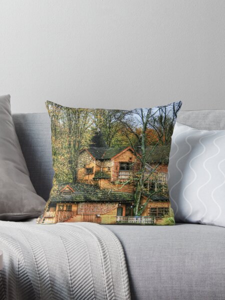 Vista previa del artículo con la obra « Esta casa del árbol de madera bellamente diseñada se destaca como una característica principal del Jardín y los jardines del Castillo de Alnwick. "Está construido de cedro canadiense», diseñado y vendido por Bradley Shawn  Rabon.