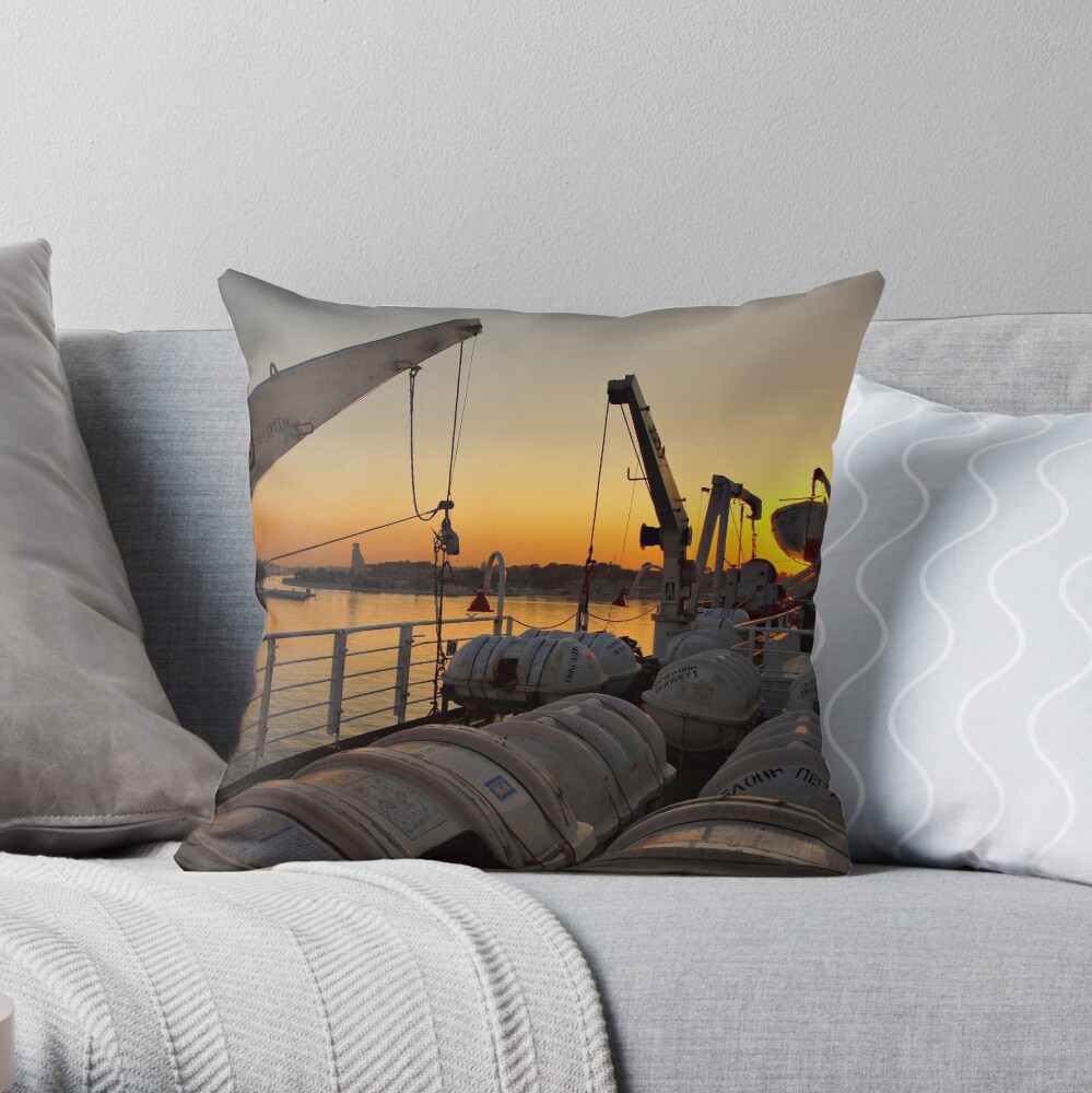 Tramonto dalla nave Throw Pillow