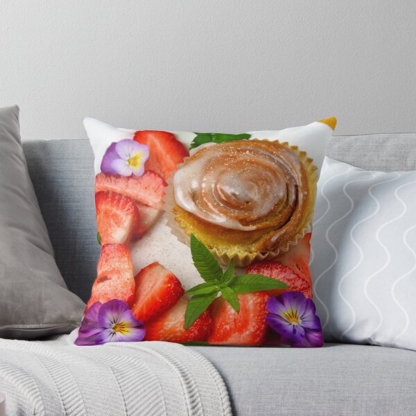 Aperçu de l'œuvre Sweet Muffin With Strawberry créée et vendue par SmoothBreeze7 | Liz Collet Photography.