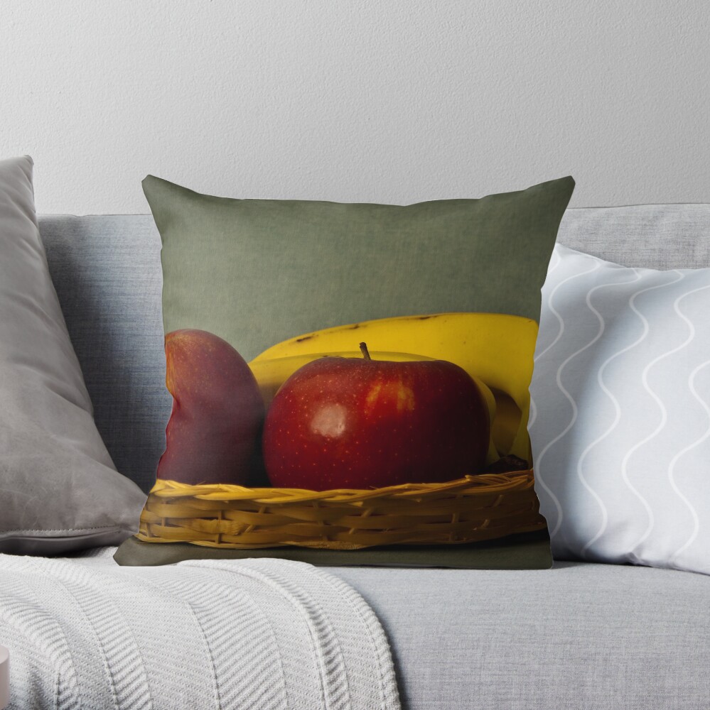 Cesto di mele e banane Throw Pillow