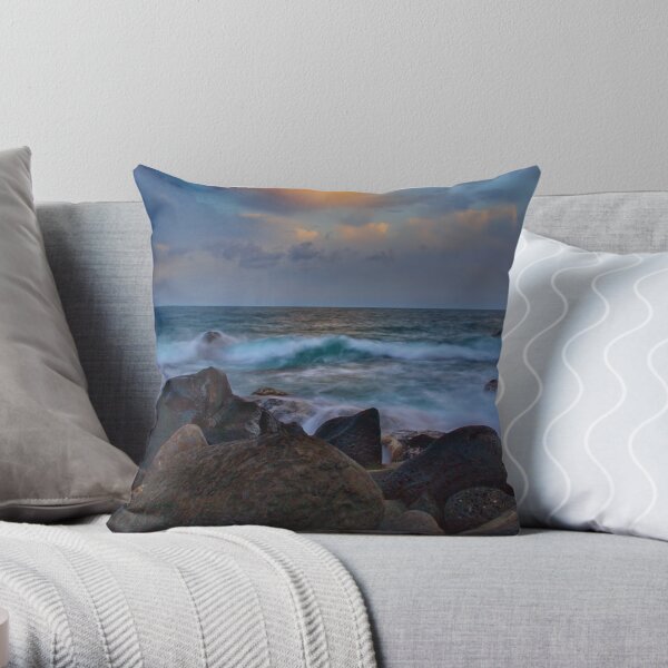 Onde Throw Pillow
