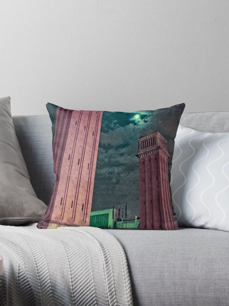 Aperçu 1 sur 4. Coussin avec l'œuvre créée et vendue par ROGUEstudio.