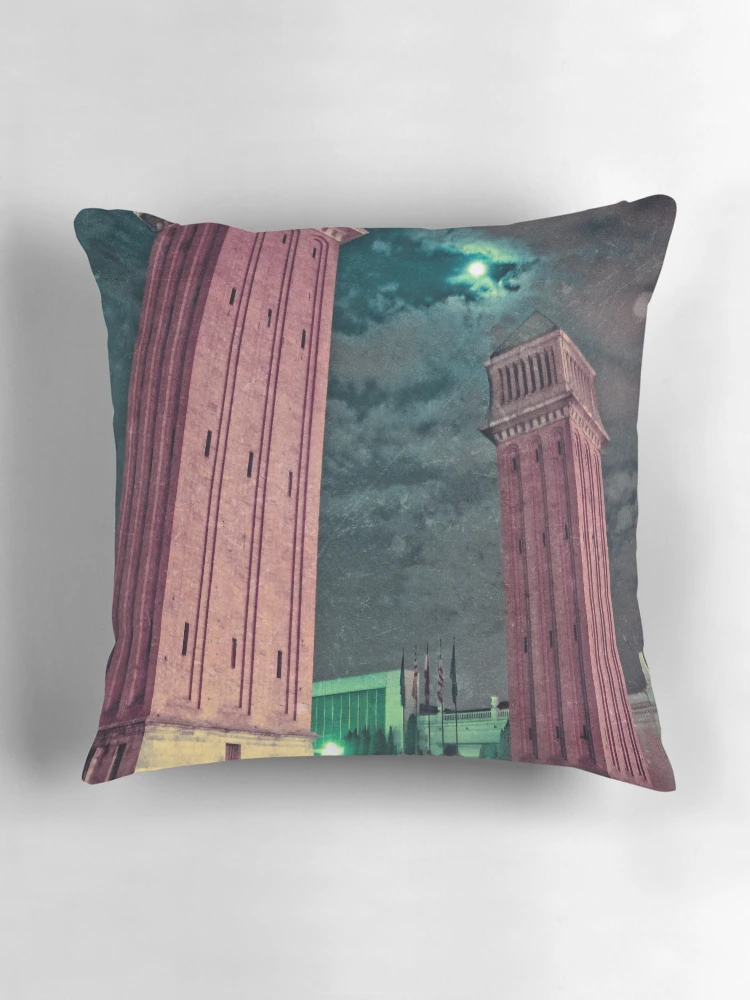 Aperçu 3 sur 4. Coussin avec l'œuvre créée et vendue par ROGUEstudio.