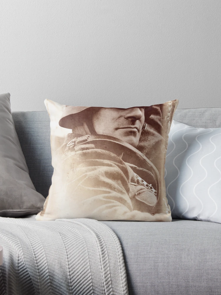 Aperçu 1 sur 4. Coussin avec l'œuvre créée et vendue par ROGUEstudio.