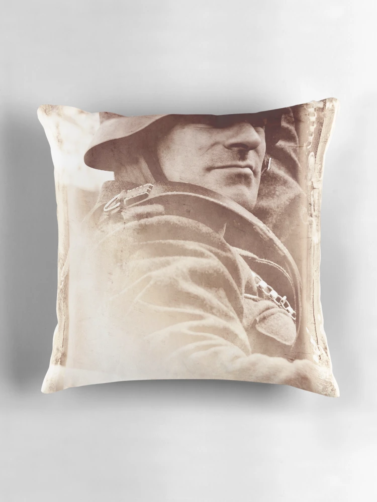 Aperçu 3 sur 4. Coussin avec l'œuvre créée et vendue par ROGUEstudio.