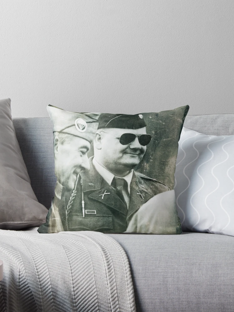 Aperçu 1 sur 4. Coussin avec l'œuvre créée et vendue par ROGUEstudio.