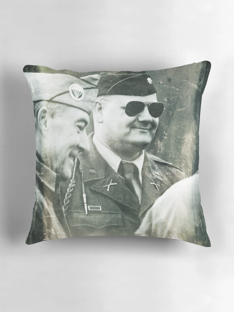 Aperçu 3 sur 4. Coussin avec l'œuvre créée et vendue par ROGUEstudio.