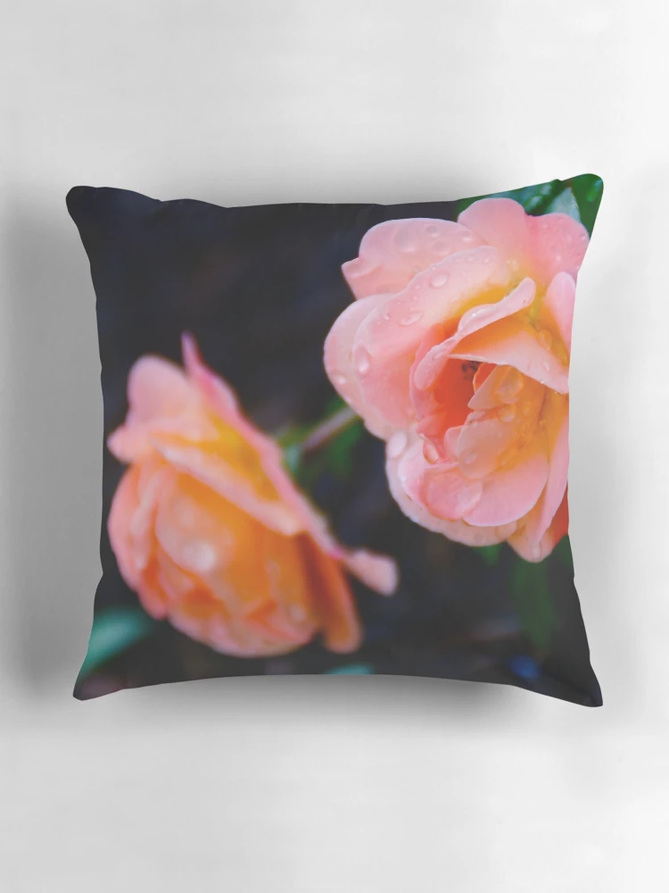Aperçu 3 sur 4. Coussin avec l'œuvre Two Roses créée et vendue par MoonLiteStudio.