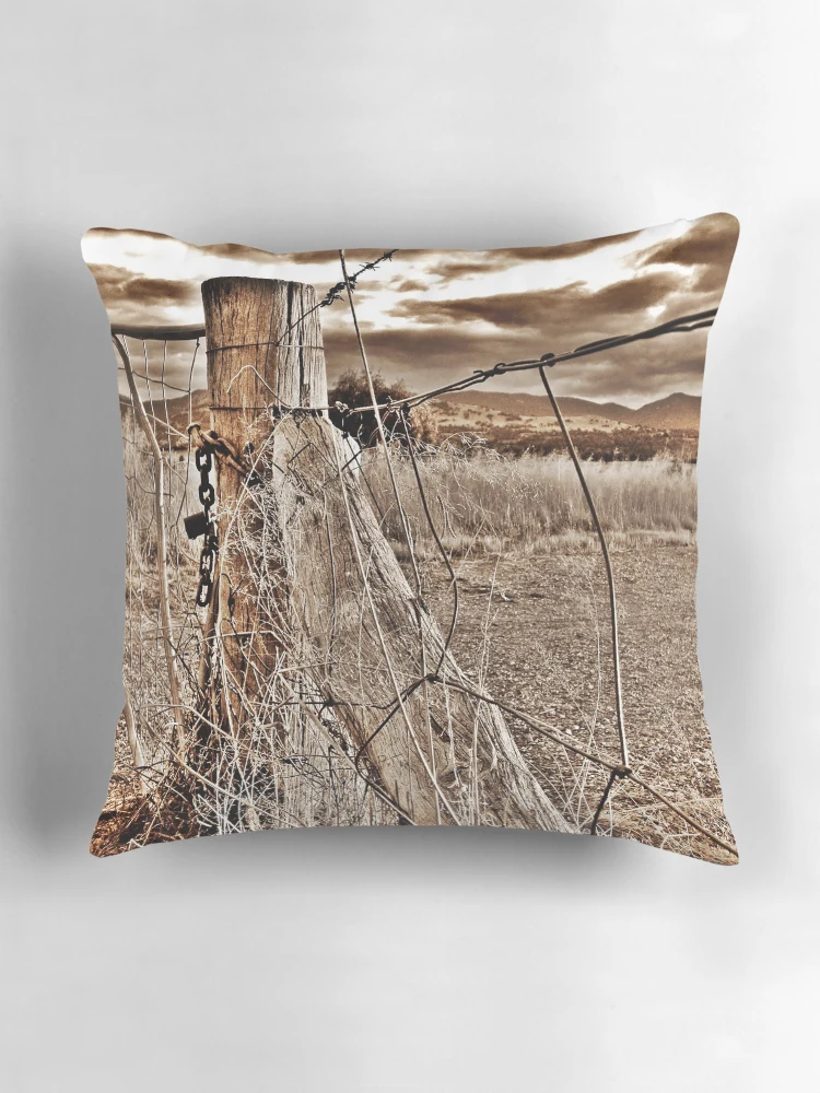 Aperçu 3 sur 4. Coussin avec l'œuvre Fenced In Sepia créée et vendue par Rinaldo Di Battista.