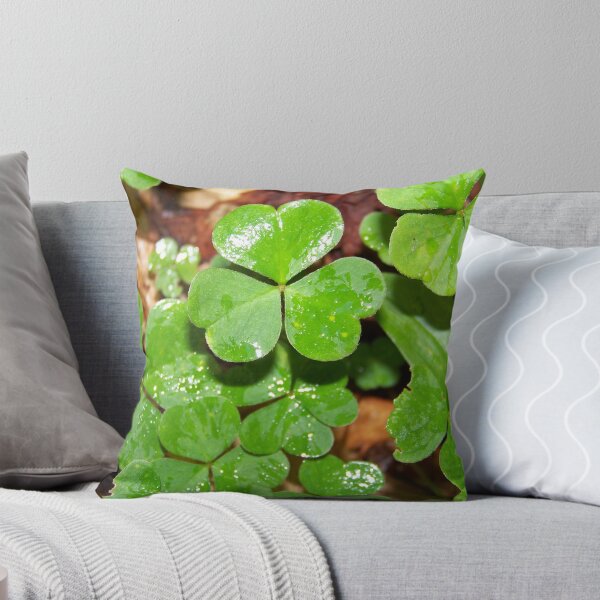 Artikelvorschau, Wild Shamrocks entworfen und verkauft von Dandelion Dilluvio.
