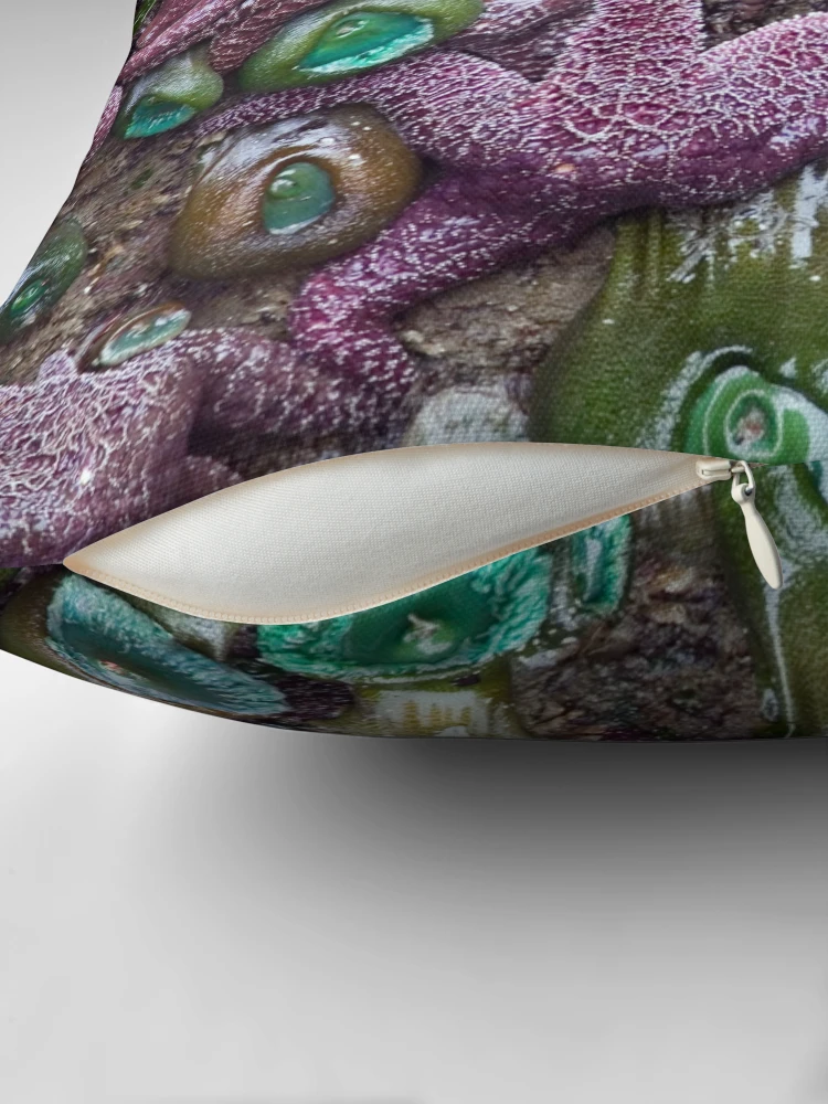 Aperçu 2 sur 4. Coussin avec l'œuvre Standing Out créée et vendue par Randall Ingalls.