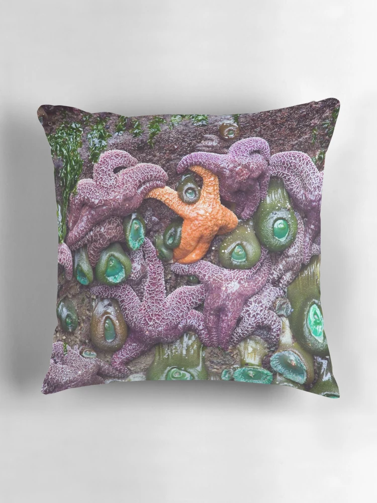 Aperçu 3 sur 4. Coussin avec l'œuvre Standing Out créée et vendue par Randall Ingalls.