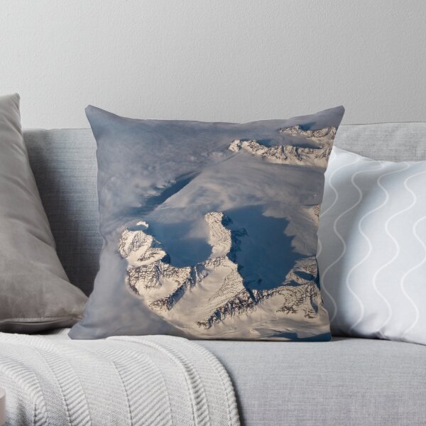 Edge of the Sea - Groenland Throw Pillow