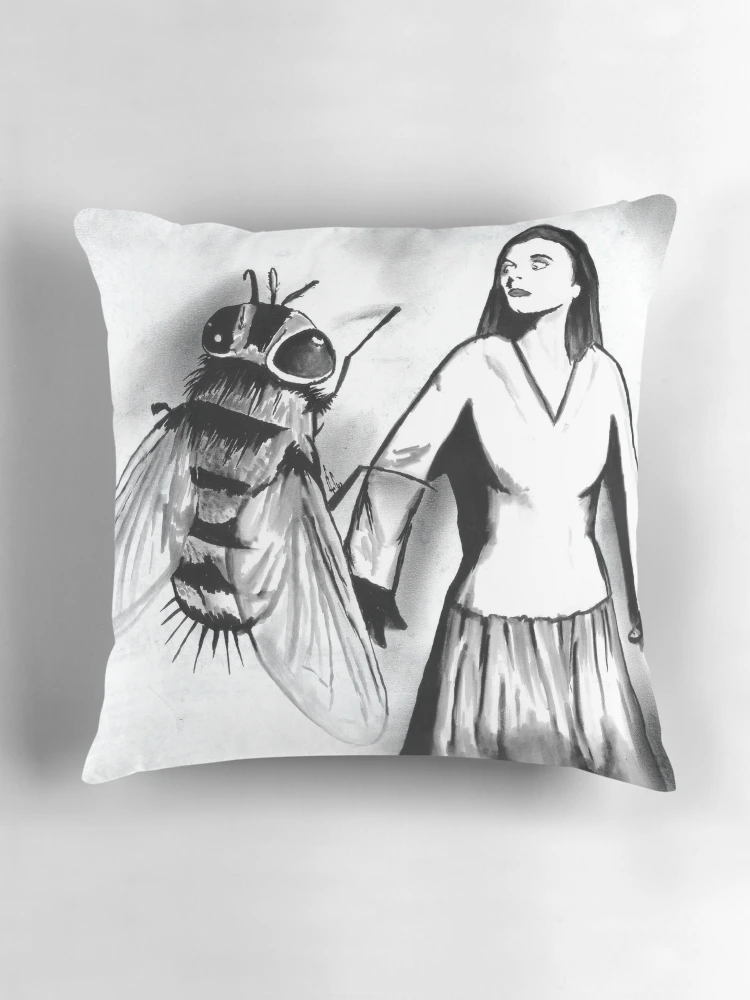 Aperçu 3 sur 4. Coussin avec l'œuvre Fly créée et vendue par Zombie Rust.