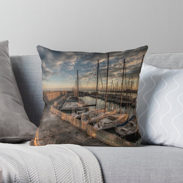 Al molo di levante Throw Pillow