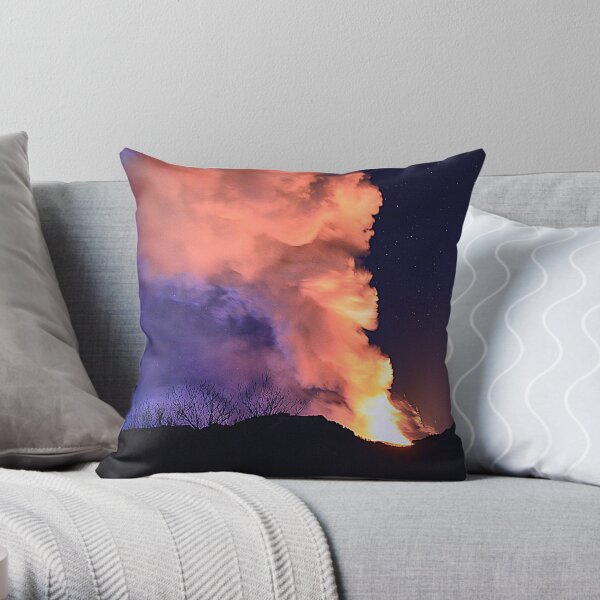 Etna show Throw Pillow