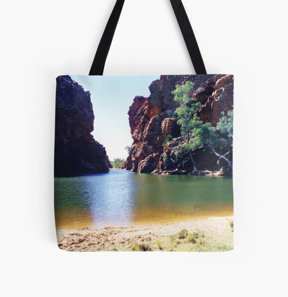 Vista previa del artículo con la obra « un gran pozo de agua y un arroyo arenoso bordeado por gomas hacen de Ellery Creek Big Hole una atracción popular dentro del Parque Nacional West MacDonnell.

El pozo de agua está situado en el río Finke. A los 15 millones de años», diseñado y vendido por bluegumbill.