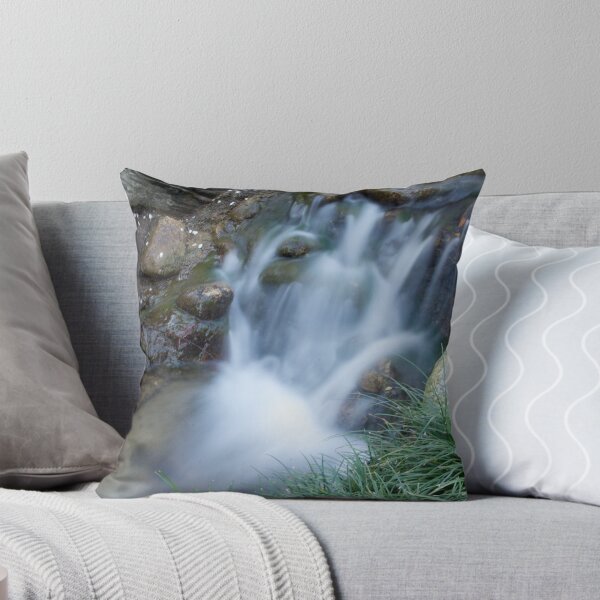 Artikelvorschau, A small waterfall in the Huntington Library in LA, CA entworfen und verkauft von Joe Bashour.