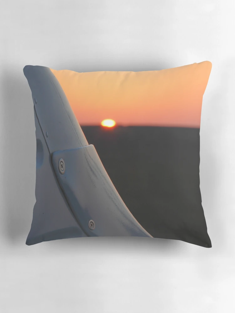 Aperçu 3 sur 4. Coussin avec l'œuvre Last Rays créée et vendue par SWEEPER.