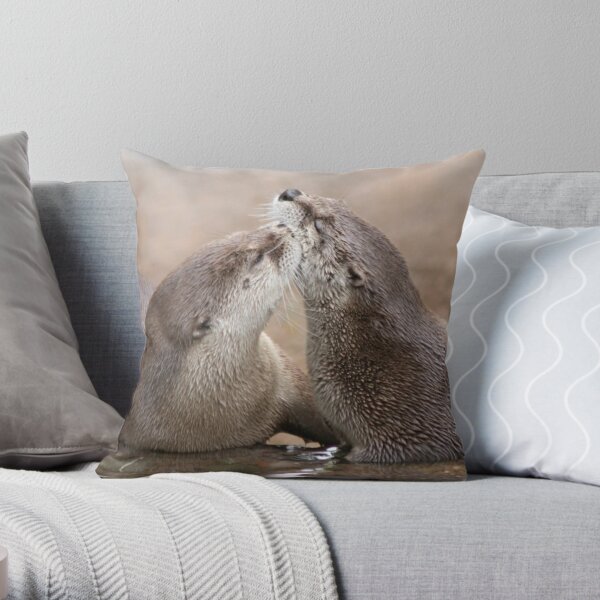 Otter kisses Throw Pillow