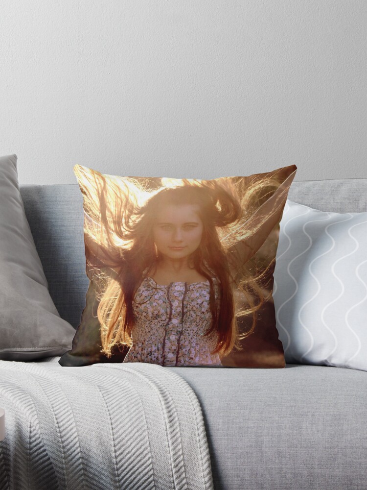 Aperçu 1 sur 4. Coussin avec l'œuvre Freedom créée et vendue par RhyleeeP.