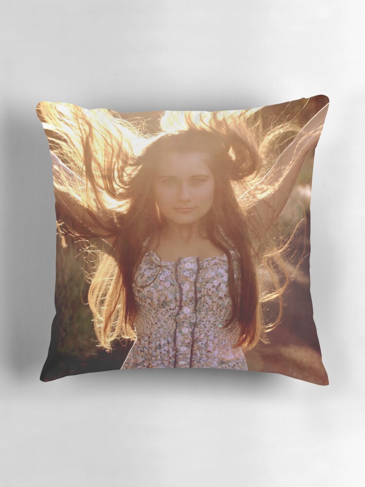 Aperçu 3 sur 4. Coussin avec l'œuvre Freedom créée et vendue par RhyleeeP.