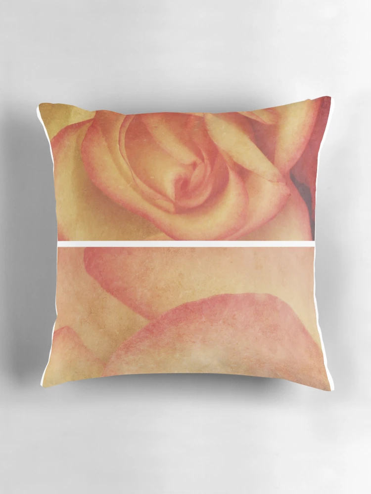 Aperçu 3 sur 4. Coussin avec l'œuvre Spring - Roses - Happy Birthday I créée et vendue par Sybille Sterk.