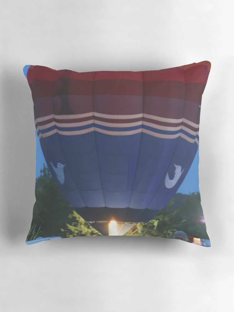 Aperçu 3 sur 4. Coussin avec l'œuvre Glow créée et vendue par RHMack.