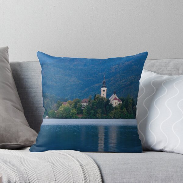 Aperçu de l'œuvre Moon setting at sunrise over Island church at Lake Bled créée et vendue par Ian Middleton.