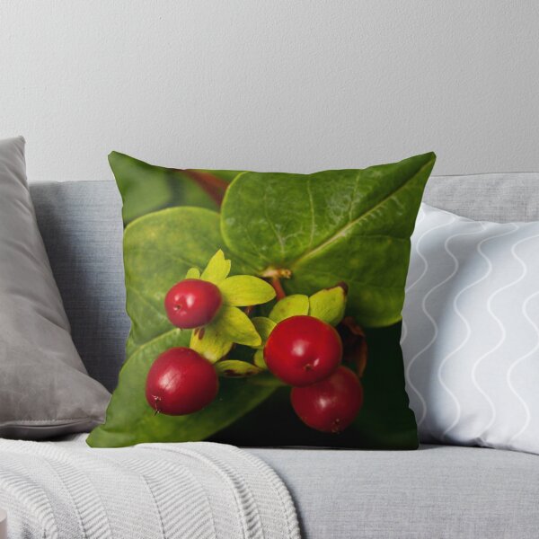 Artikelvorschau, Red Berries entworfen und verkauft von Wealie Arts.