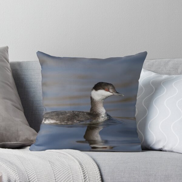 Artikelvorschau, Horned Grebe gliding by. entworfen und verkauft von Daniel Cadieux.