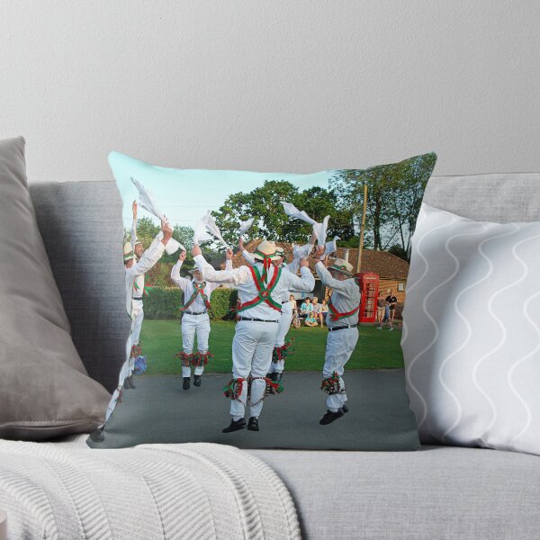 Aperçu de l'œuvre  UK nous a divertis dans notre camping. La danse Morris est une forme de danse folklorique anglaise. C'est très vivant créée et vendue par Kate Fortune.