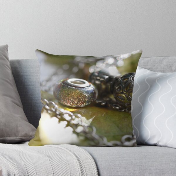Artikelvorschau, Glass beads in sunshine on an autumn leaf. entworfen und verkauft von Anna Goodchild.