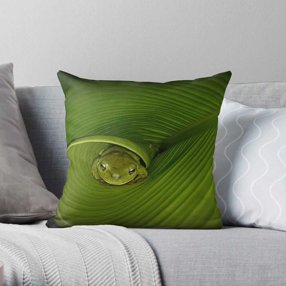 Frog in banana leaf Throw Pillow