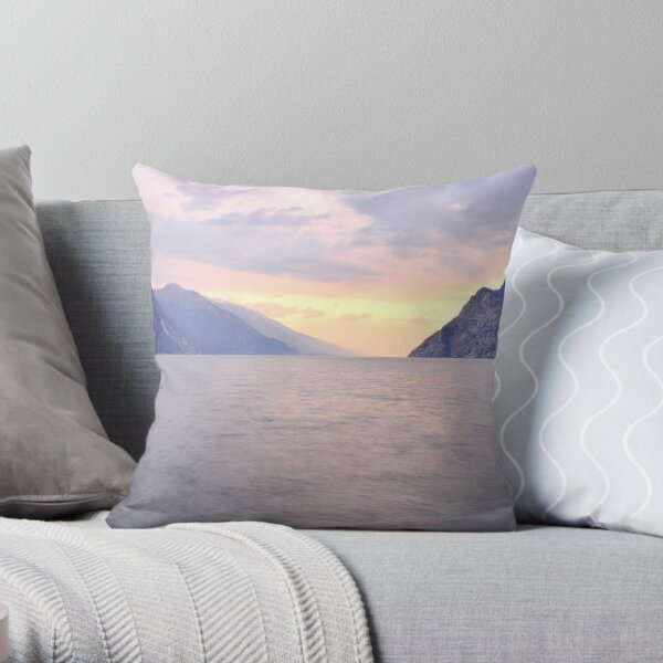 I colori pastello sera sul lago Throw Pillow