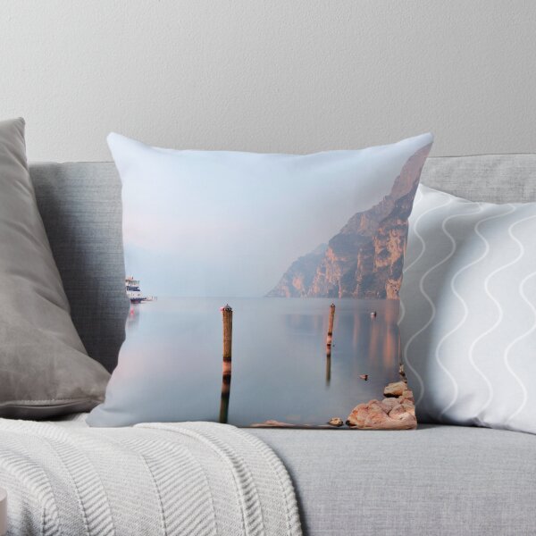 Mattina sul lago Throw Pillow
