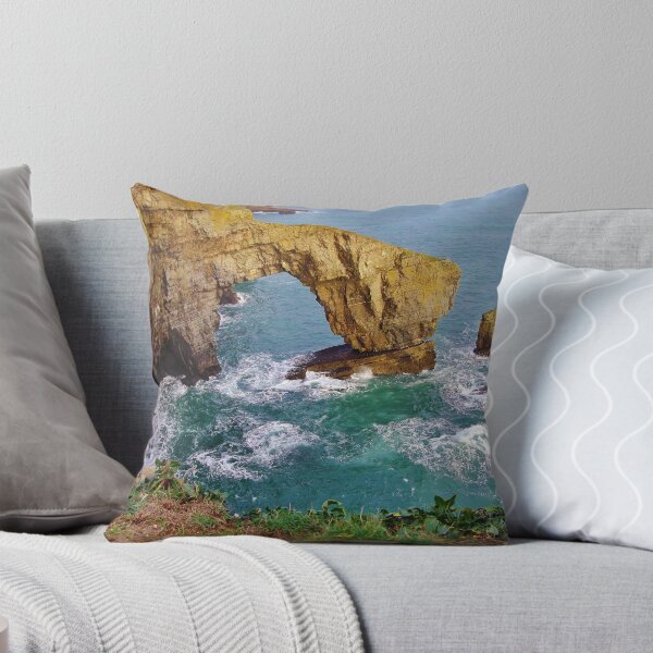 Item preview, y uno de los sitios más espectaculares de la costa de Pembrokeshire. El arco se formó cuando el mar arrasó la roca debajo. Una vez que el arco era un promontorio de roca designed and sold by Photos of Wales.