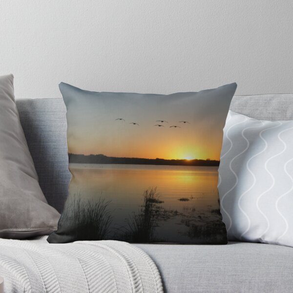 Artikelvorschau, Geese Flying At Sunset entworfen und verkauft von Tina Hailey.