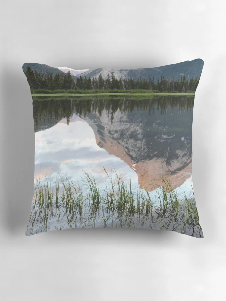Aperçu 3 sur 4. Coussin avec l'œuvre Mount Rundle Reflection créée et vendue par Bob Christopher.