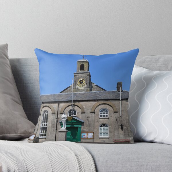 Artikelvorschau, als es in ein Rathaus umgewandelt wurde, um das ehemalige Gildenhaus zu ersetzen, das sich mitten auf der Straße in der Nähe des Gasthauses des Herzogs von Wellington befand entworfen und verkauft von Photos of Wales.