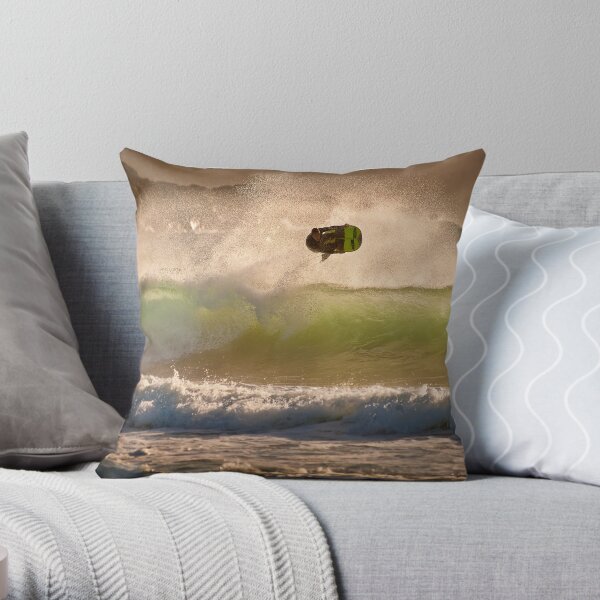 Kneeridering Throw Pillow