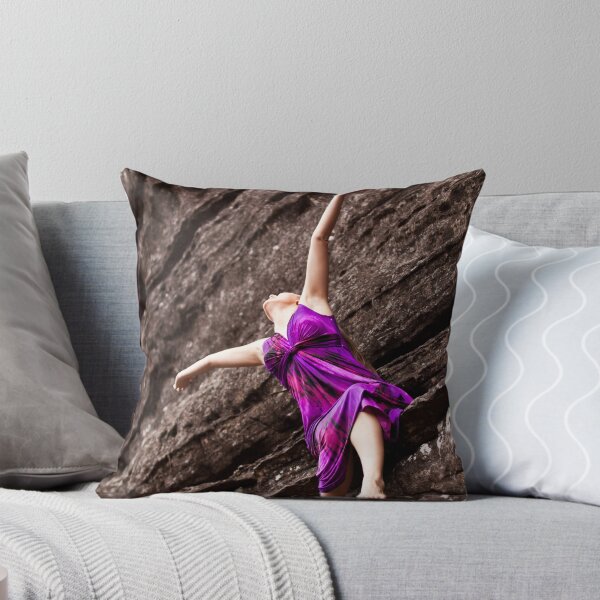 Artikelvorschau, Purple dress sitting on the edge entworfen und verkauft von HoaK.