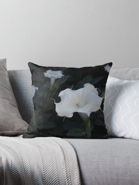 Aperçu de l'œuvre Moonflower Garden créée et vendue par aprilann.