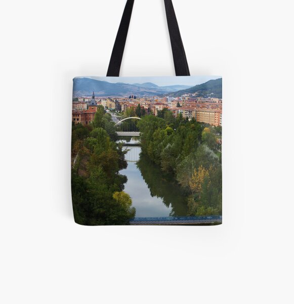 Arga River Across Pamplona Bolsa estampada de tela