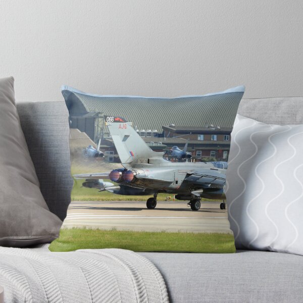 Aperçu de l'œuvre Royal Air Force Tornado GR4 créée et vendue par ClareScottPhoto.