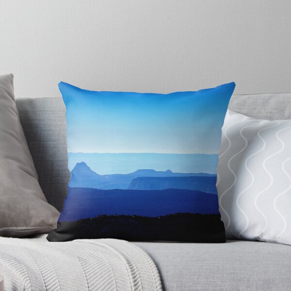 Artikelvorschau,  Ich habe diesen blauen, dunstigen Sonnenaufgang über den fernen Bergen eingefangen. entworfen und verkauft von Michael Kannard.
